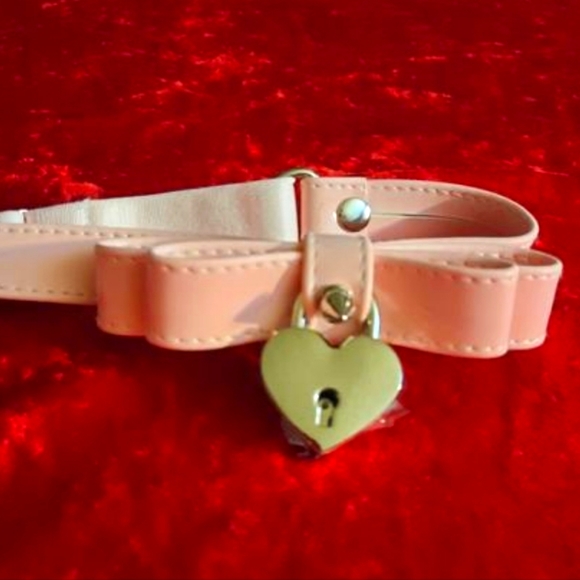 Pink vegan leather leg garter  harness with locking heart!🖤💗 - Picture 2 of 3
